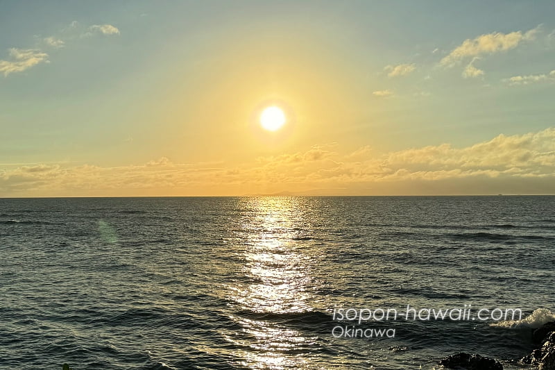 東屋から見た夕陽 海面に伸びる光の筋がきれい