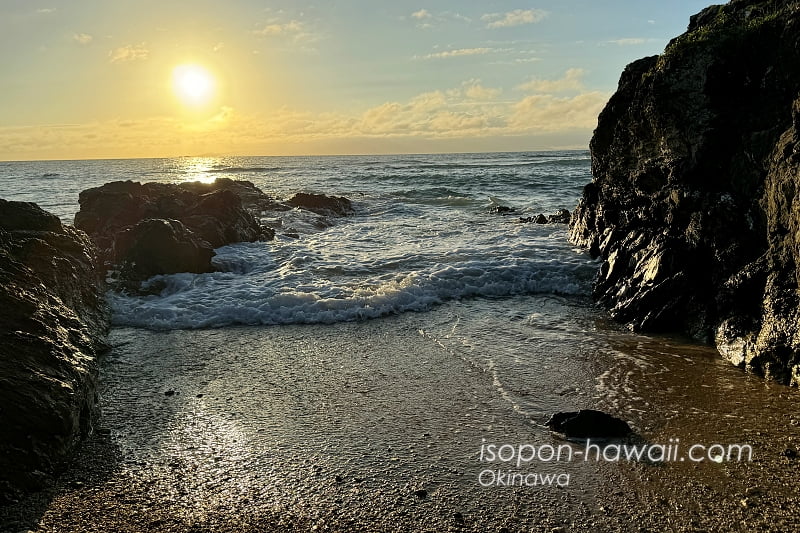 小さな海岸と岩 夕日で岩が暗く見えて幻想的