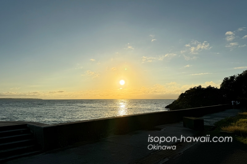 観音崎の海沿いの歩道から見た夕陽