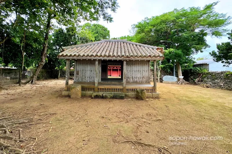 権現堂の境内 モノトーンのような光景