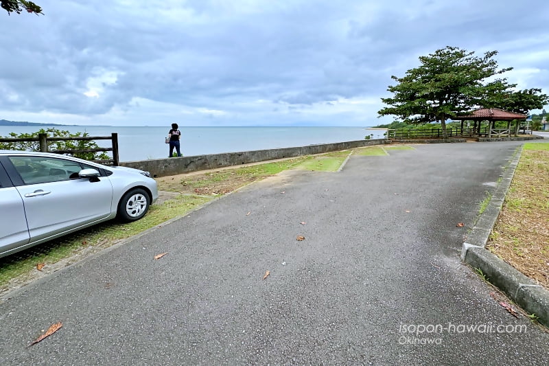 東屋のあるパーキング