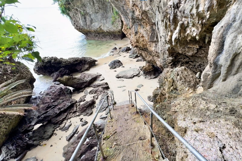 海岸に下りる階段 潮が引いて砂浜が見えている