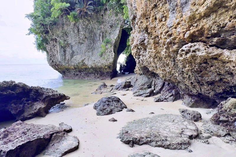 パワースポットに続く砂浜を歩く