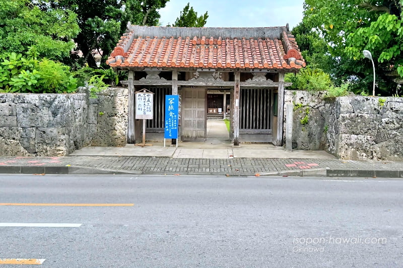 桃林寺駐車場から見た仁王門