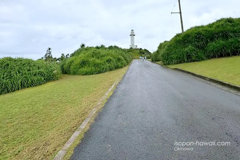 御神崎の駐車場から灯台まで続く遊歩道