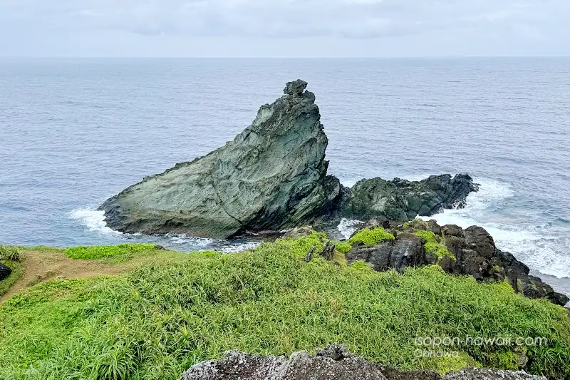 大きな三角型の岩と姉の頭岩