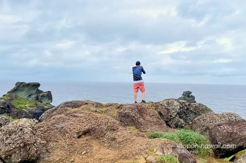 細い岩の道の上を歩くいそぽん