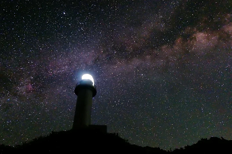 石垣御神埼灯台と星