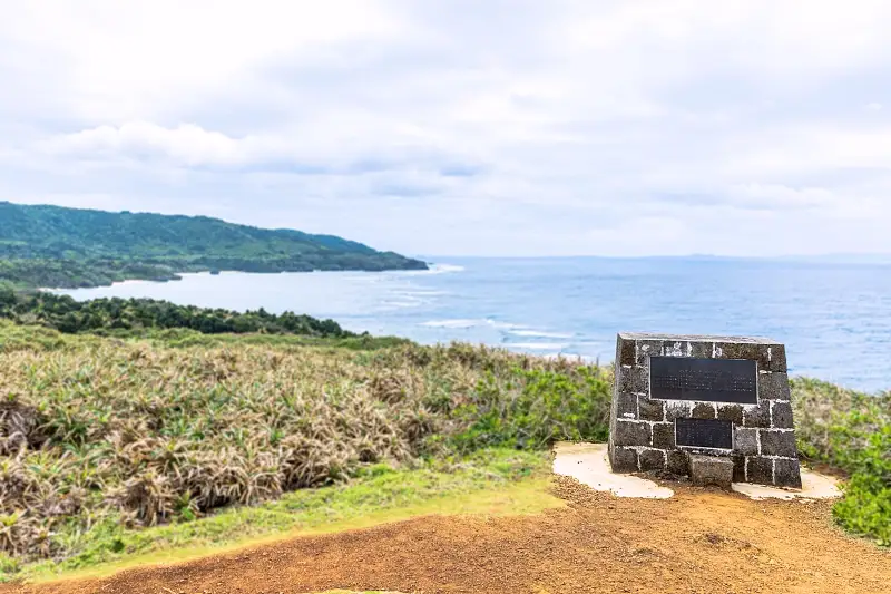 八重山丸の遭難沈没事故の慰霊碑 海に向かって建てられている