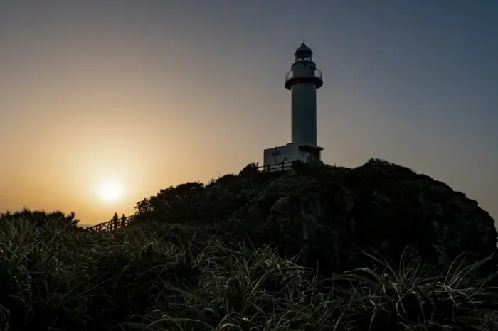 夕日と石垣御神埼灯台 灯台がシルエットになり幻想的な光景