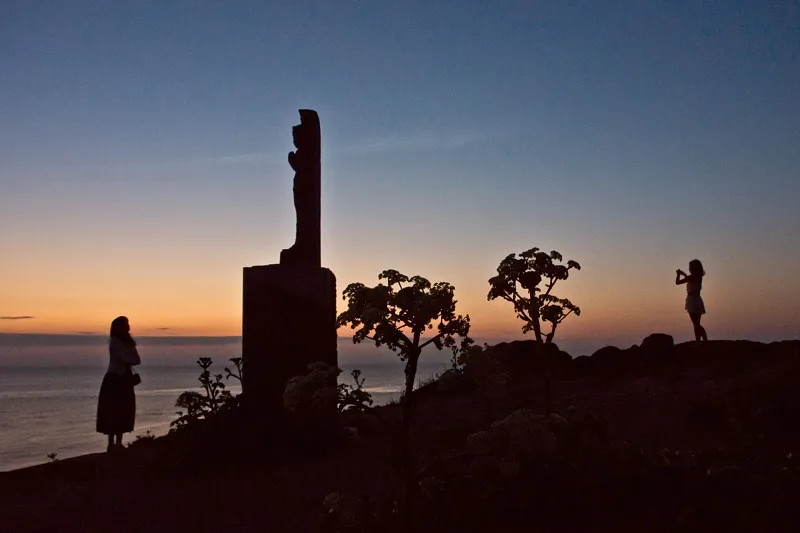 御神崎の夕景 観音像がシルエットになり幻想的な景色になっている