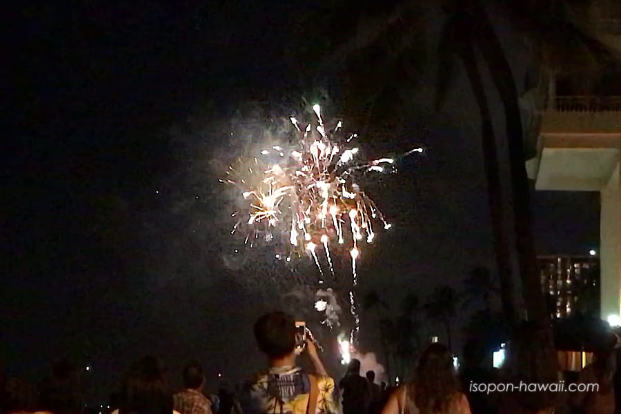アウトリガー・リーフ前のビーチから見える花火