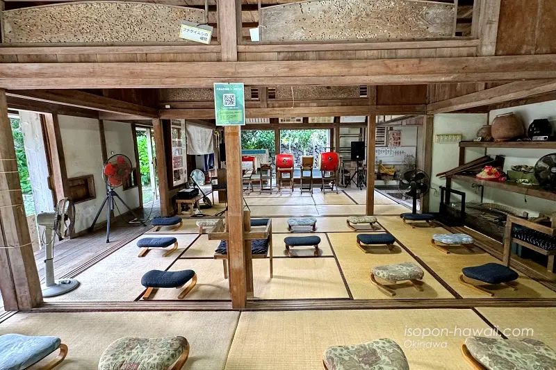 やいま村:牧志邸の中 正座椅子が並んでいる