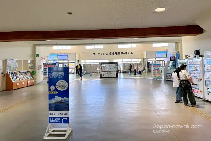平日午前8時のユーグレナ石垣港離島ターミナルの様子 人の姿はまばら