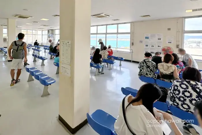 かりゆし館の室内待合所