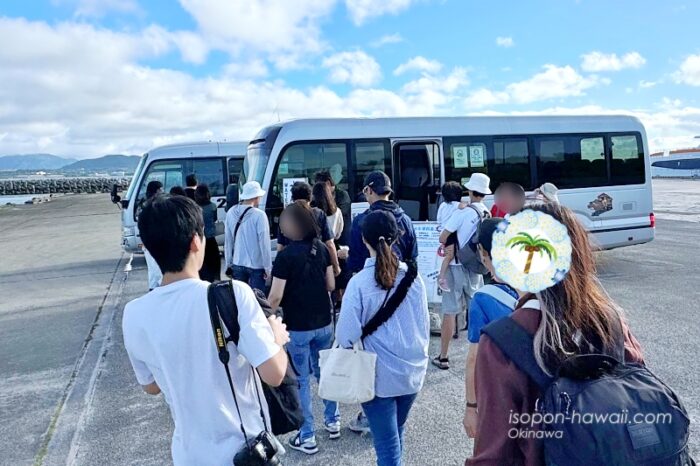 竹富島 竹富観光センター水牛車送迎バス 予約済みと予約なしの2台止まっている