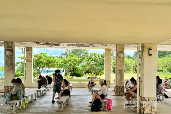 かりゆし館の屋外待合所