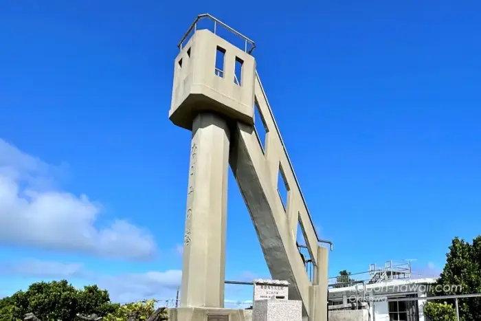横から見たなごみの塔 傾斜が急