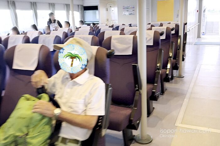 竹富島行きフェリー「あやぱに」の船内座席