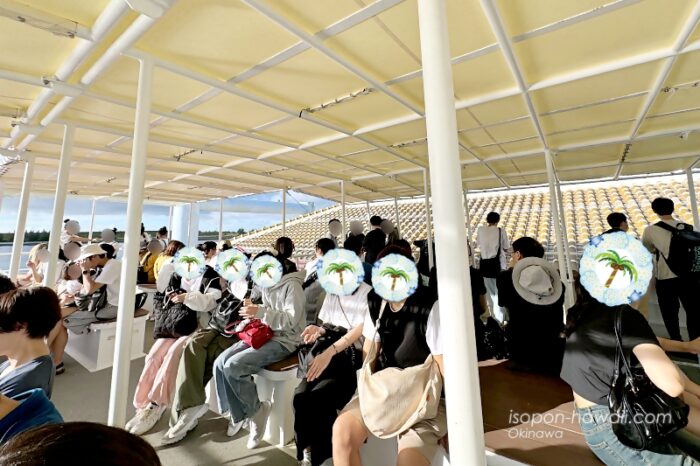 竹富島行きフェリー「あやぱに」満席になった2階展望デッキ