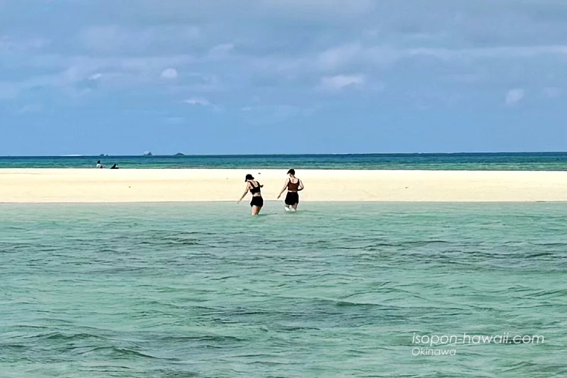 歩いて幻の浜に到着した2人の女性
