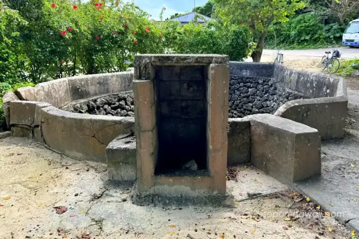 仲筋井戸に隣接する拝所