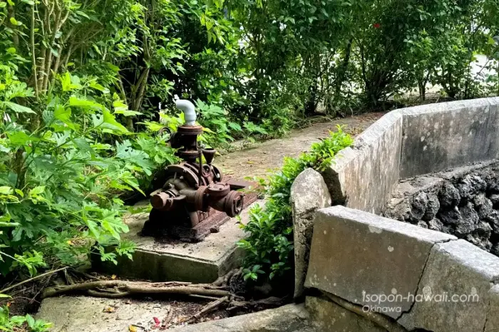 赤く錆びたポンプ