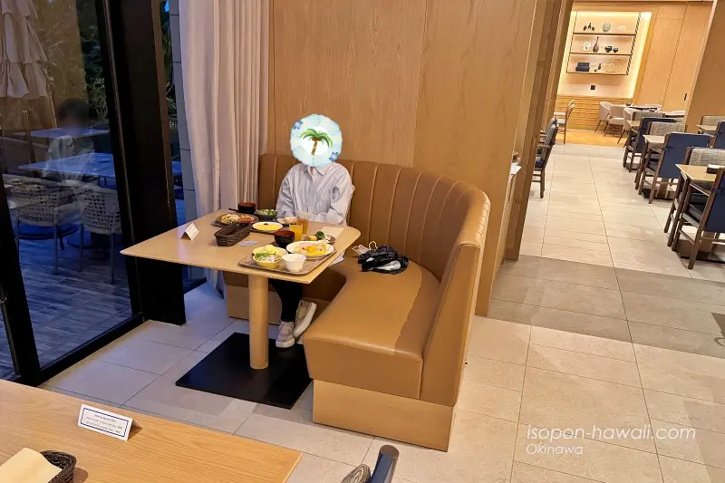 窓側のソファ席に座るつまぽん