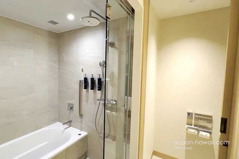 バスルームの奥にトイレがある