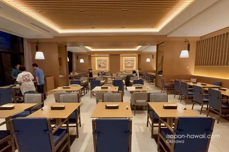 アジュール 入口付近の席