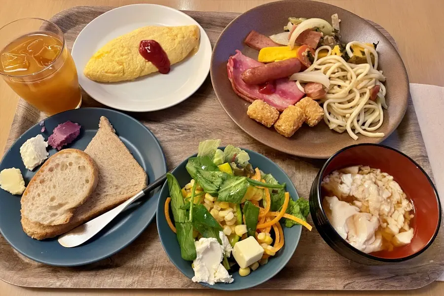 ヒルトン沖縄宮古島リゾート 朝食ビュッフェ 料理を皿に盛ったところ