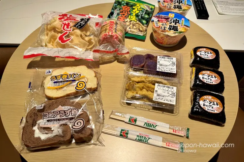 かねひでで買ってきた食料品をテーブルに並べている