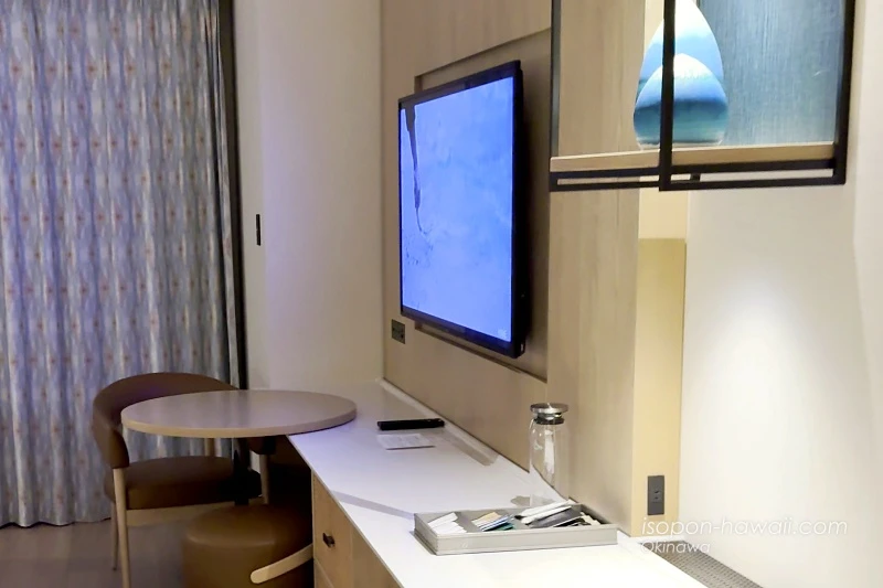 ヒルトン宮古島・ツインデラックスルーム・オーシャンビュー 55インチのテレビ