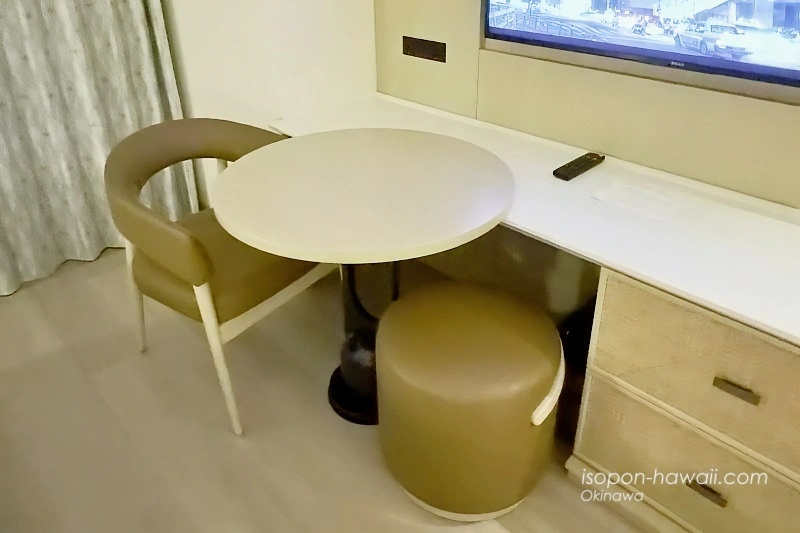 ヒルトン宮古島・ツインデラックスルーム・オーシャンビュー テーブルと椅子