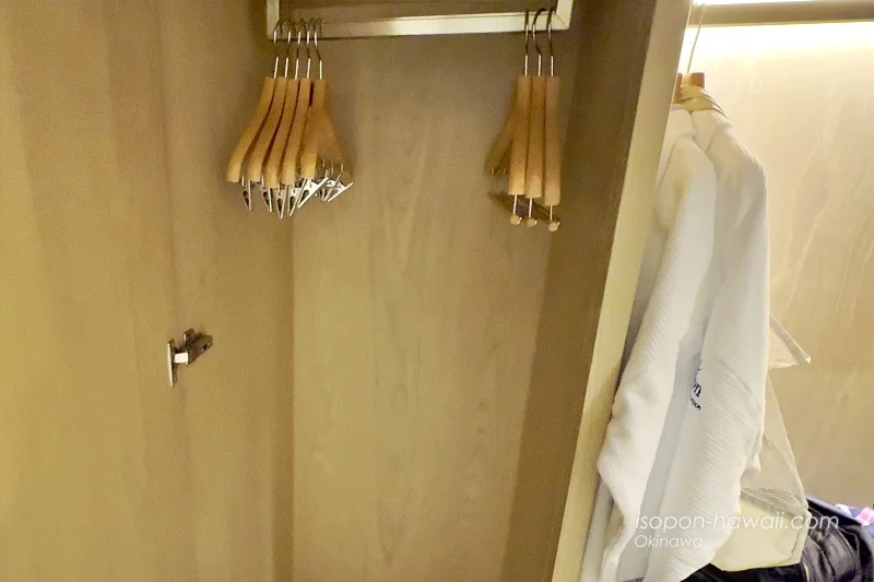クローゼットとハンガー8本