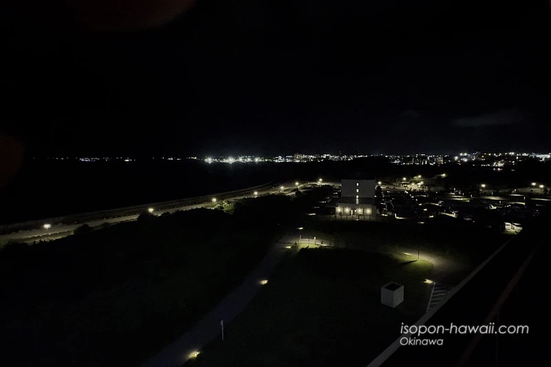 【オーシャンビュー】ヒルトン宮古島・ツインデラックスルームのバルコニー 夜景(右・市街地)
