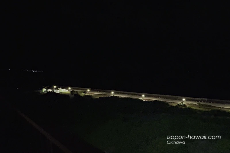 【オーシャンビュー】ヒルトン宮古島・ツインデラックスルームのバルコニー 夜景(左)伊良部島の明かりが少し見える