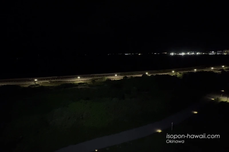 【オーシャンビュー】ヒルトン宮古島・ツインデラックスルームのバルコニー 夜景(正面)