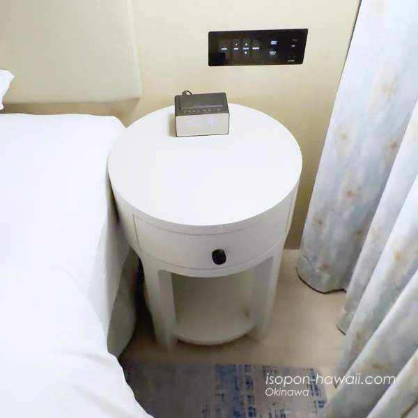 ヒルトン宮古島 ベッドのサイドテーブル 窓側