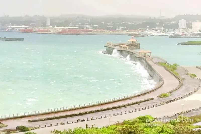 遊歩道にかかる波しぶき