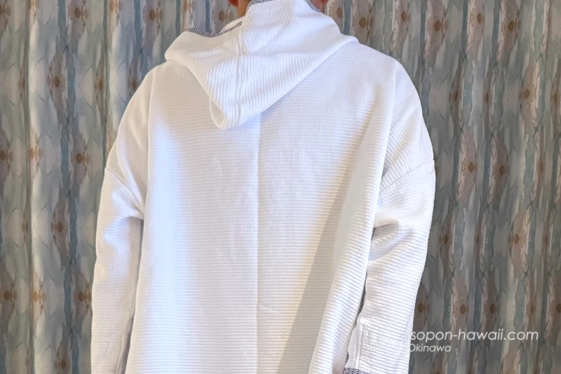 バスローブを着たいそぽんの後ろ姿 フードが付いている