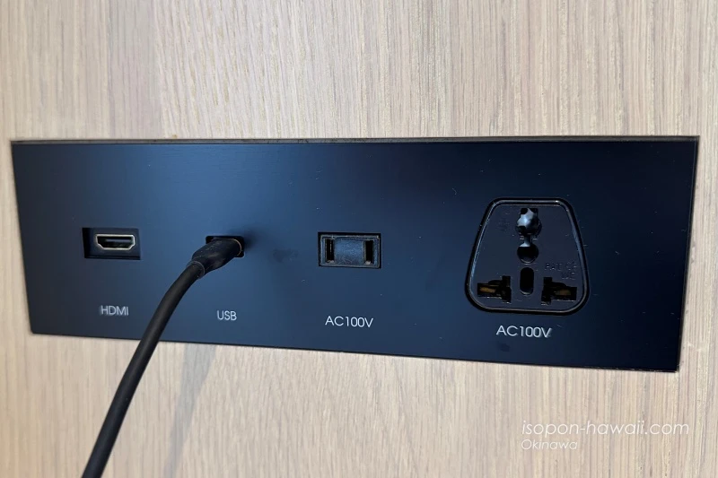 テレビの横にあるコンセント USBとHDMI、世界対応のコンセントがある