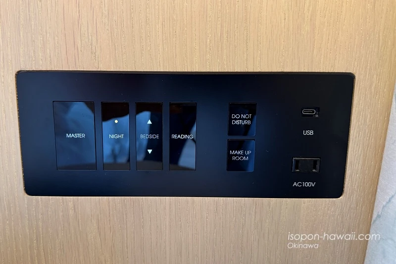 窓側のベッドのコンセント USBポートと照明のスイッチもある