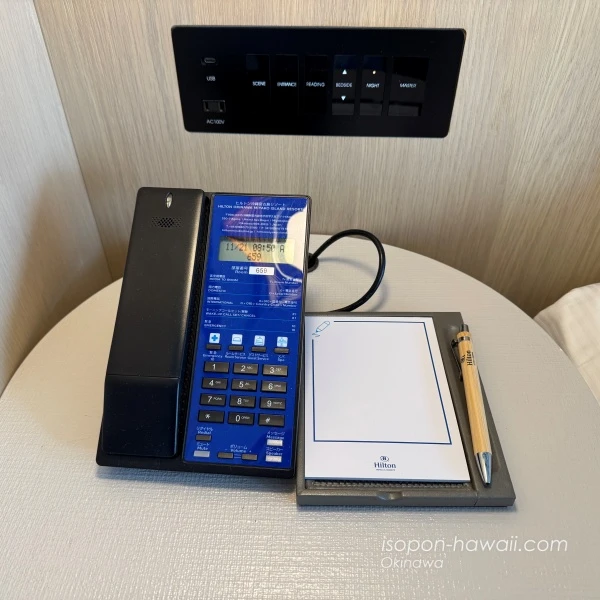 ヒルトン宮古島 ベッドのサイドテーブル 廊下側