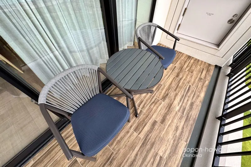 【オーシャンビュー】ヒルトン宮古島・ツインデラックスルームのバルコニー 椅子とテーブル