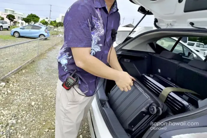 車にスーツケースを積んでくれるルアナレンタカーのスタッフ