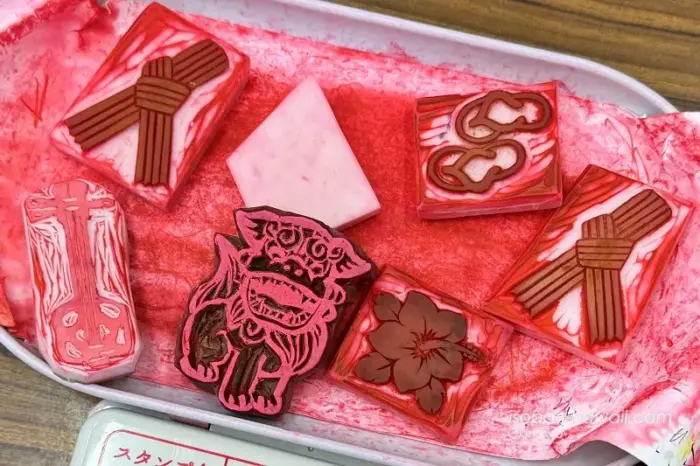 竹富島郵便局 ポストカードに押すスタンプ