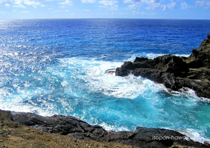 ハロナ・ビーチ・コーブの海の色 恐ろしくなるくらい綺麗な青色をしている