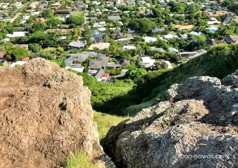 ラニカイピルボックストレイル 崖下に見える住宅街