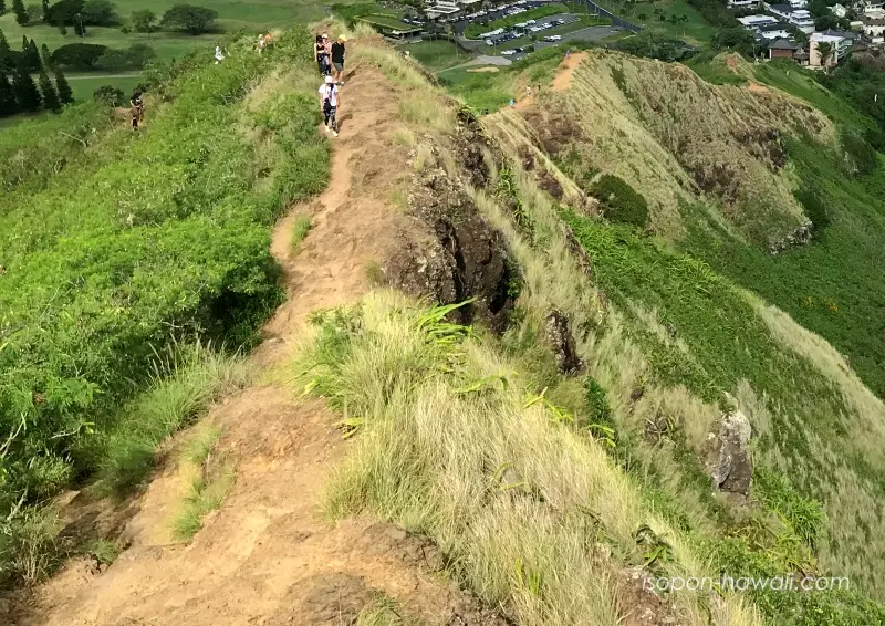 1つ目のラニカイ・ピルボックスから尾根を見下ろしたところ 細い道がウネウネとしている